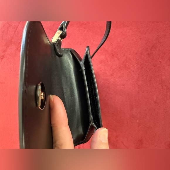 Kate Spade ns flap phone cross body purse. NWOT, black. Adjustable strap. - Picture 4 of 6